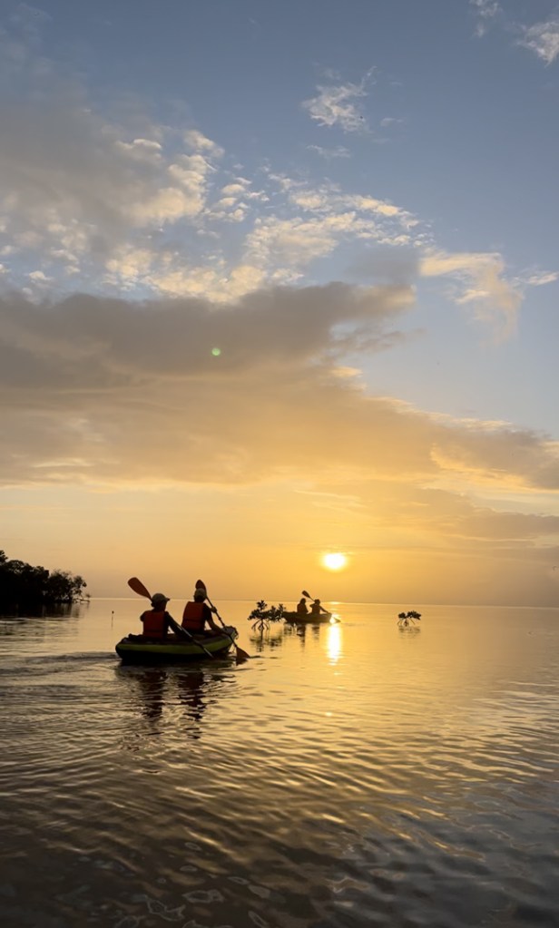 2 kayaks gonflables qui naviguent devant un couché de soleil
