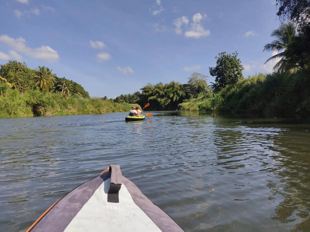 Descente d'un canal en canoë gonflable